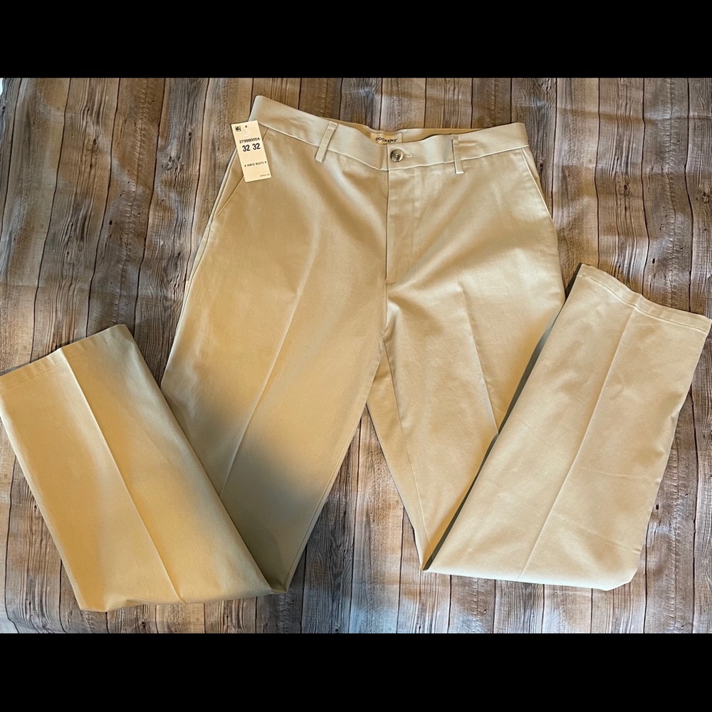 NWT - Men’s Dockers Khaki Pants